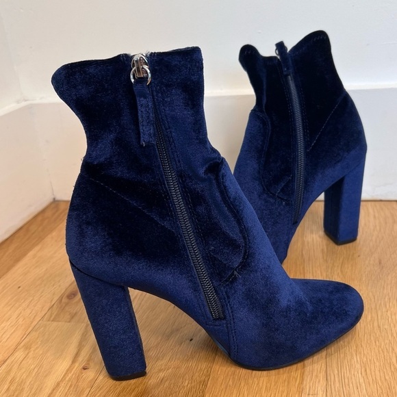 Steve Madden Edit Blue Velvet Booties Size 6 - Picture 1 of 16